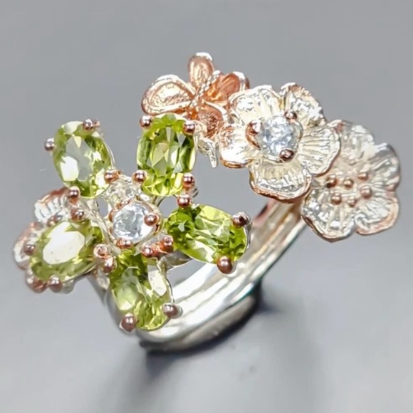 Jewelry - Elegant Floral Silver and Green Gemstone Ring